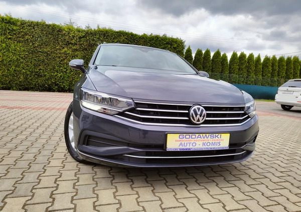 Volkswagen Passat cena 59200 przebieg: 187000, rok produkcji 2019 z Strzelce Opolskie małe 781